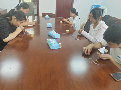 1786797226751639.jpg 西城街道如意东社区关工委“缤纷一夏珠光闪,妙手生珠福气添”少年儿童手工制作活动照片3_副本.jpg