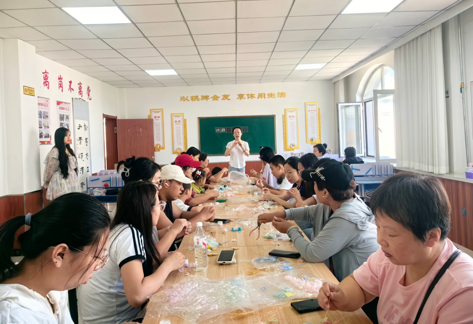 1786929862474006.jpg 西城街道王府社区“巧手传非遗,花开润童心”真丝烫花活动照片2_副本.jpg