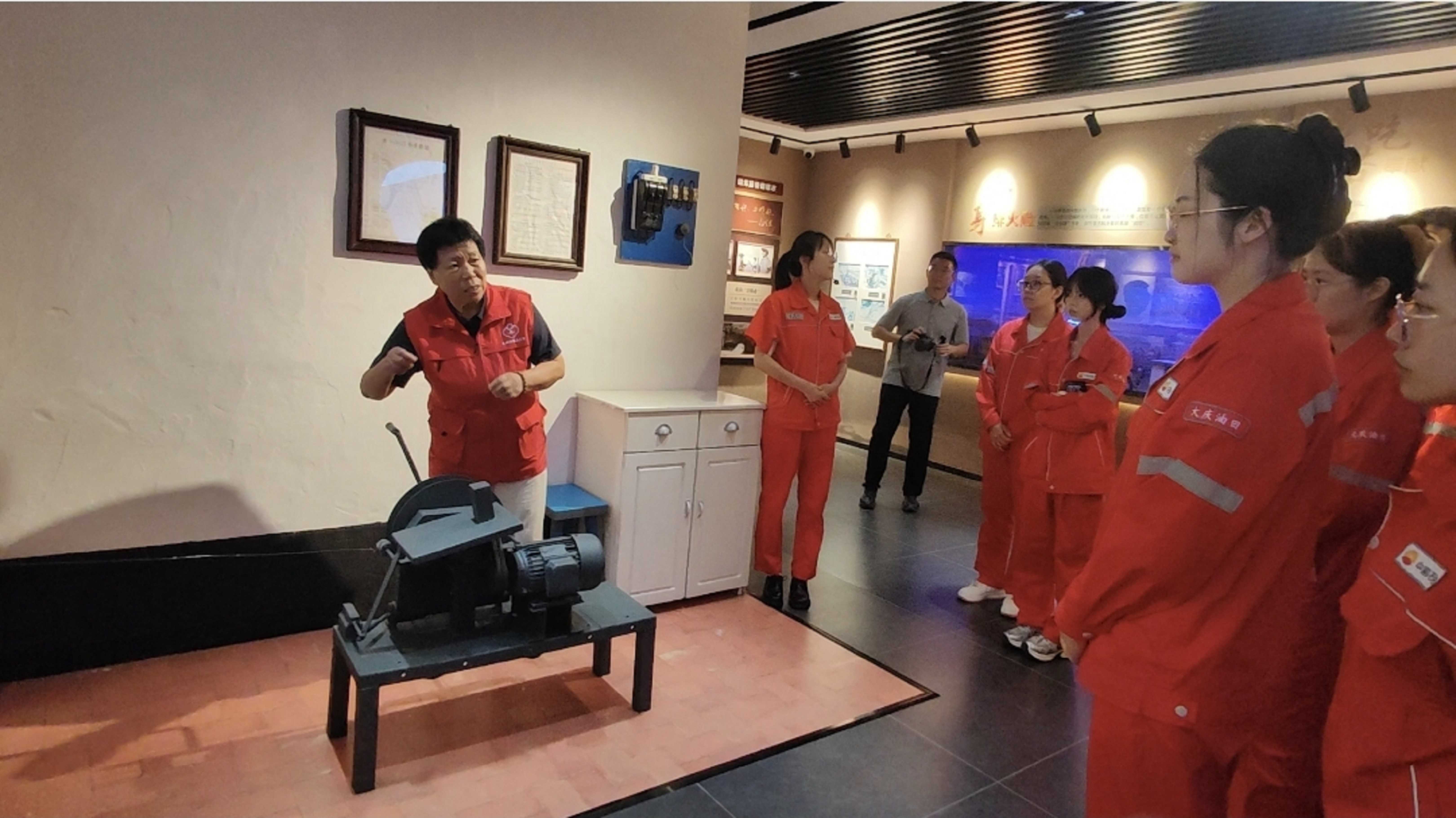 1786945744397701.jpg 工作室展厅讲解.jpg