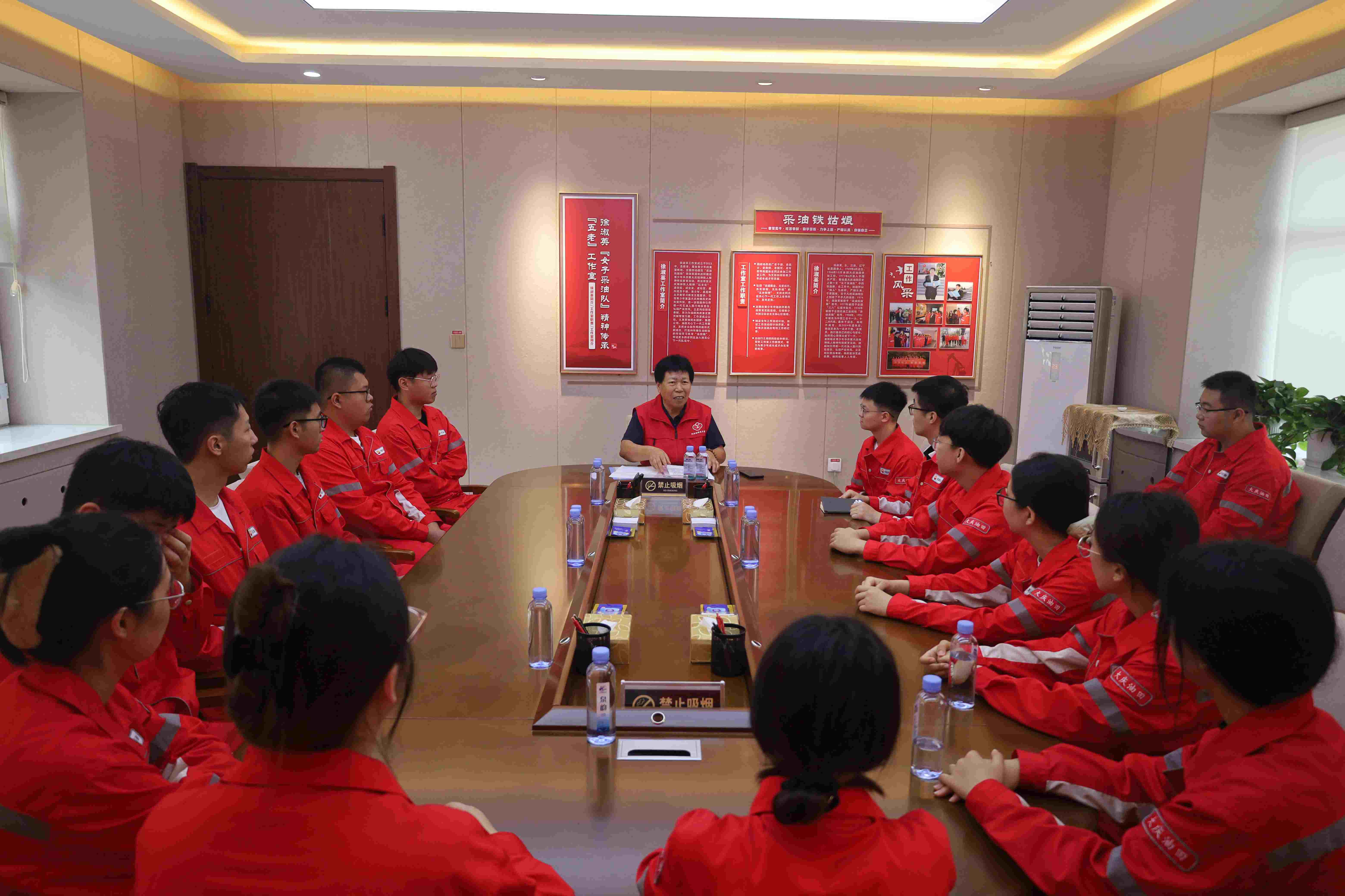 1786945751124284.jpg 与青工座谈.JPG