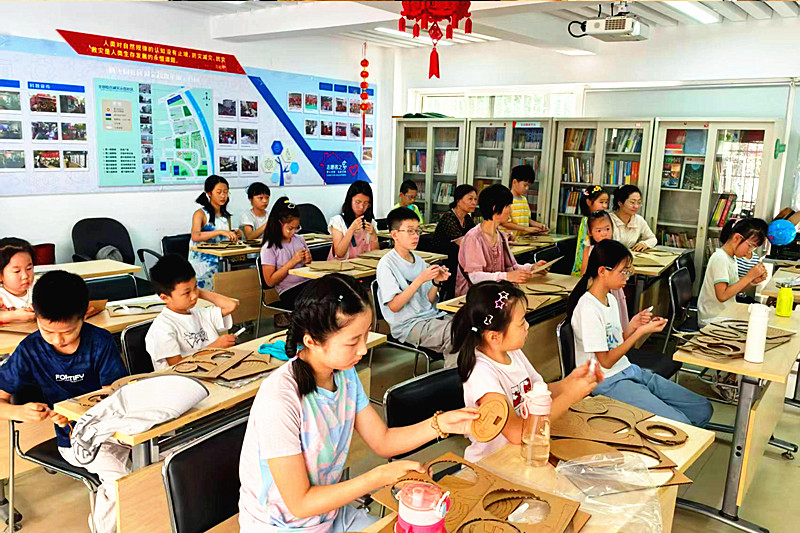 1787020304619036.jpg 江苏省南京市鼓楼区江东街道腾飞园社区开展了“奥体中心手工模型制作”主题活动(2).jpg