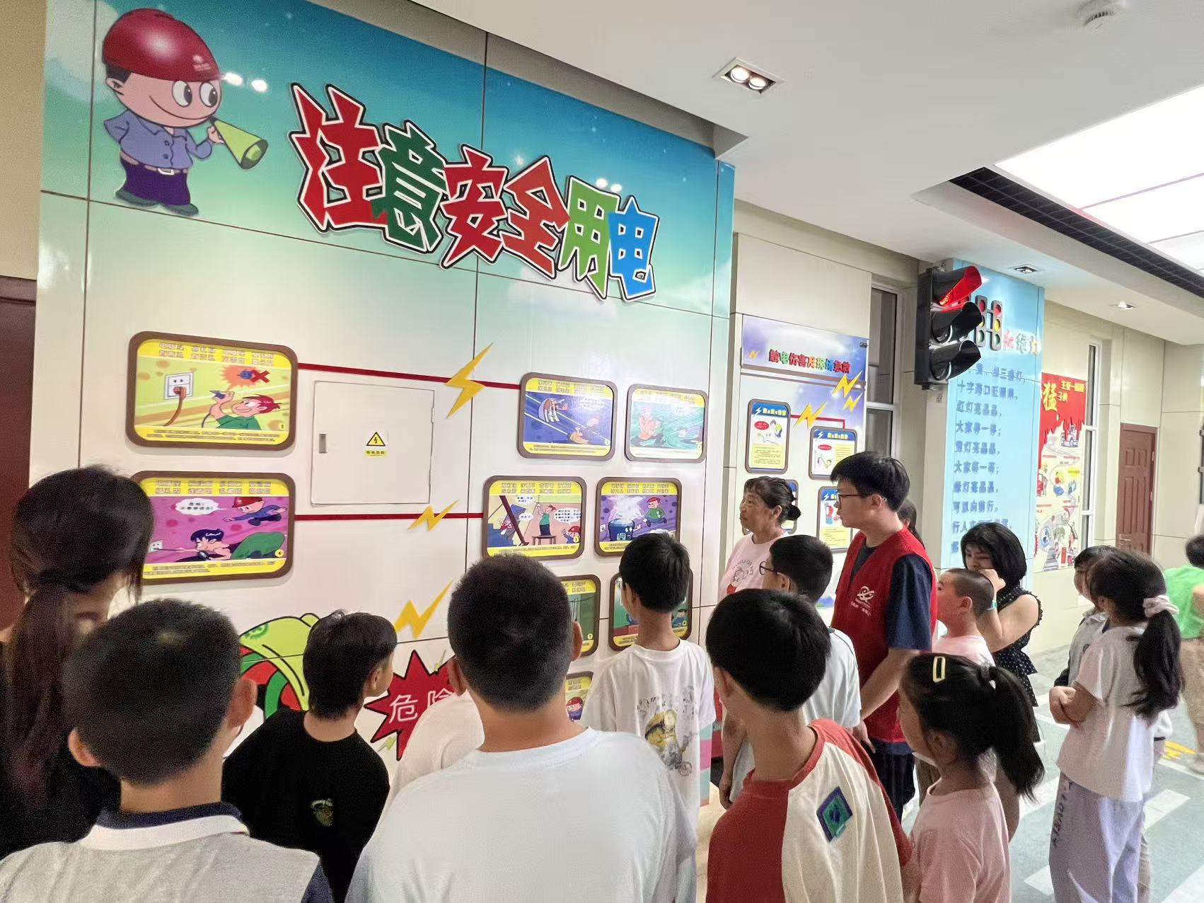 1图为吴亚媛带着孩子们参观民防教育基地.jpg