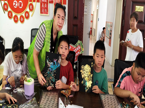 1787106490128962.png 崔大姐爱心工作室开展暑期青少年非遗手工制作活动3_副本.png