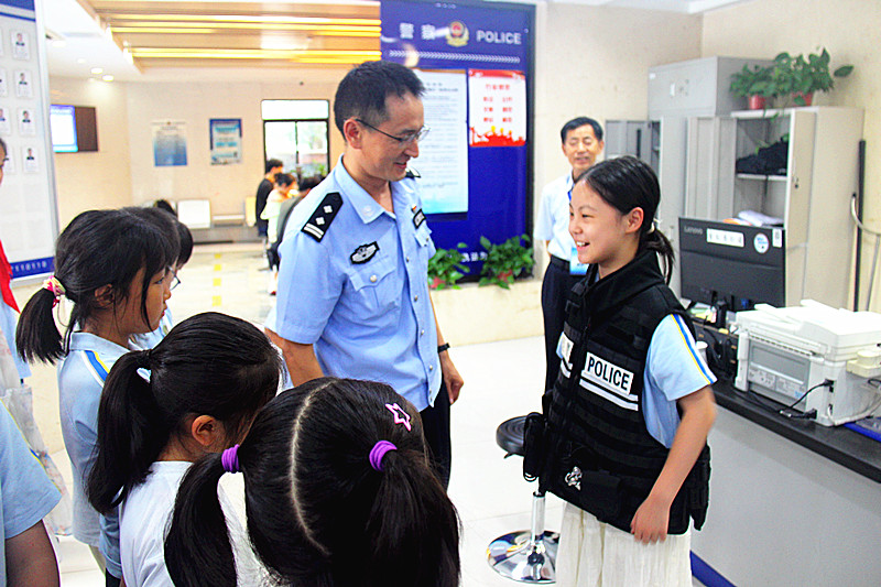 玄武湖街道关工委联合多单位开展警营开放日体验活动(3).jpg
