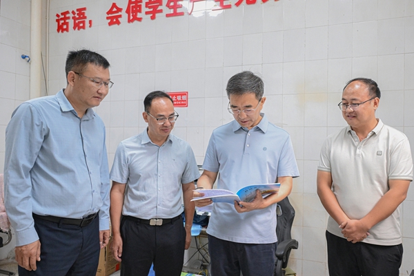 1787189537920060.jpg 调研教育高质量发展工作.jpg
