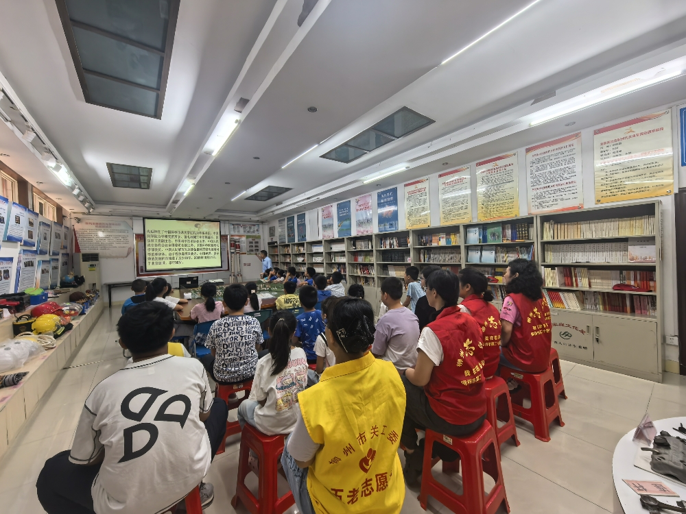 1787189840162062.jpg 【弘扬中华传统文化 争做知书达理少年】贺老师给孩子们讲述“中国航天之父”钱学森毅然回国的故事.jpg