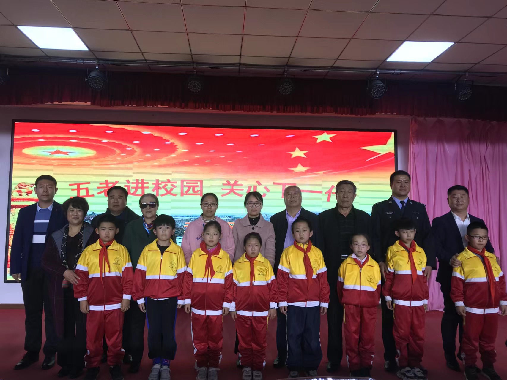 赵志明主任到学校为孩子们讲红色故事.jpg