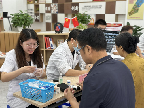盛世华庭社区开展义诊活动2_副本.png