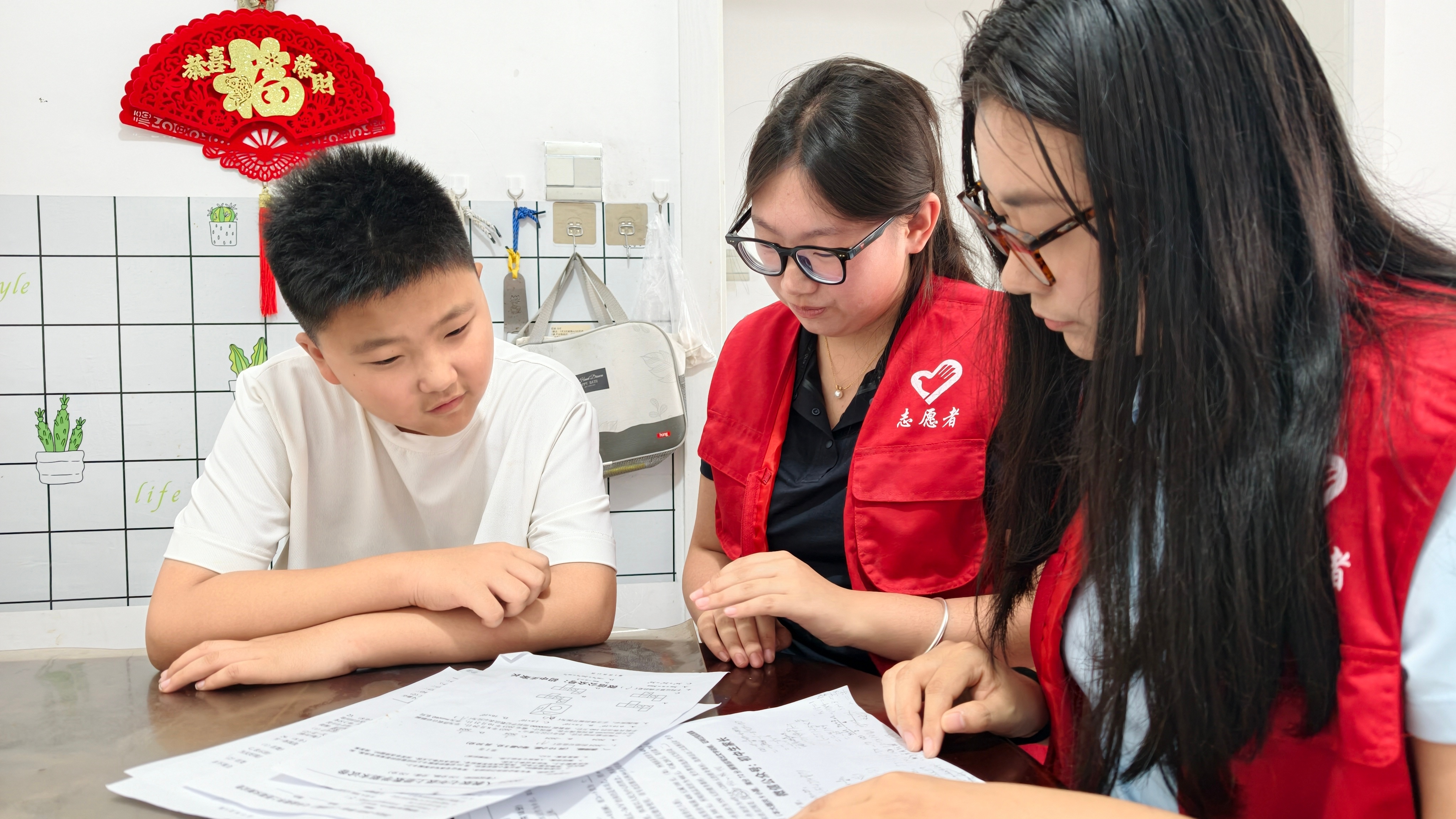 1787536470437639.jpg 草原蓝哈达协会关工委为困境学子点亮求知之路活动照片3_副本.jpg