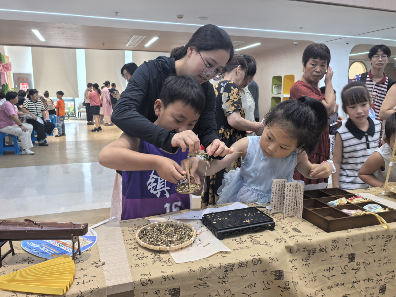 8.25 青枫社区关工委开展儿童义诊，护航少年儿童健康迎开学1.jpg