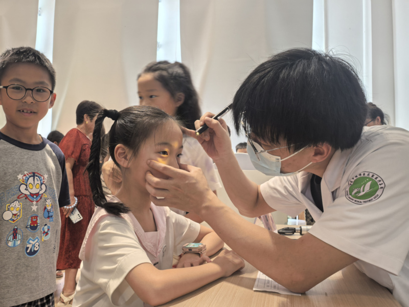 8.25 青枫社区关工委开展儿童义诊，护航少年儿童健康迎开学3.jpg