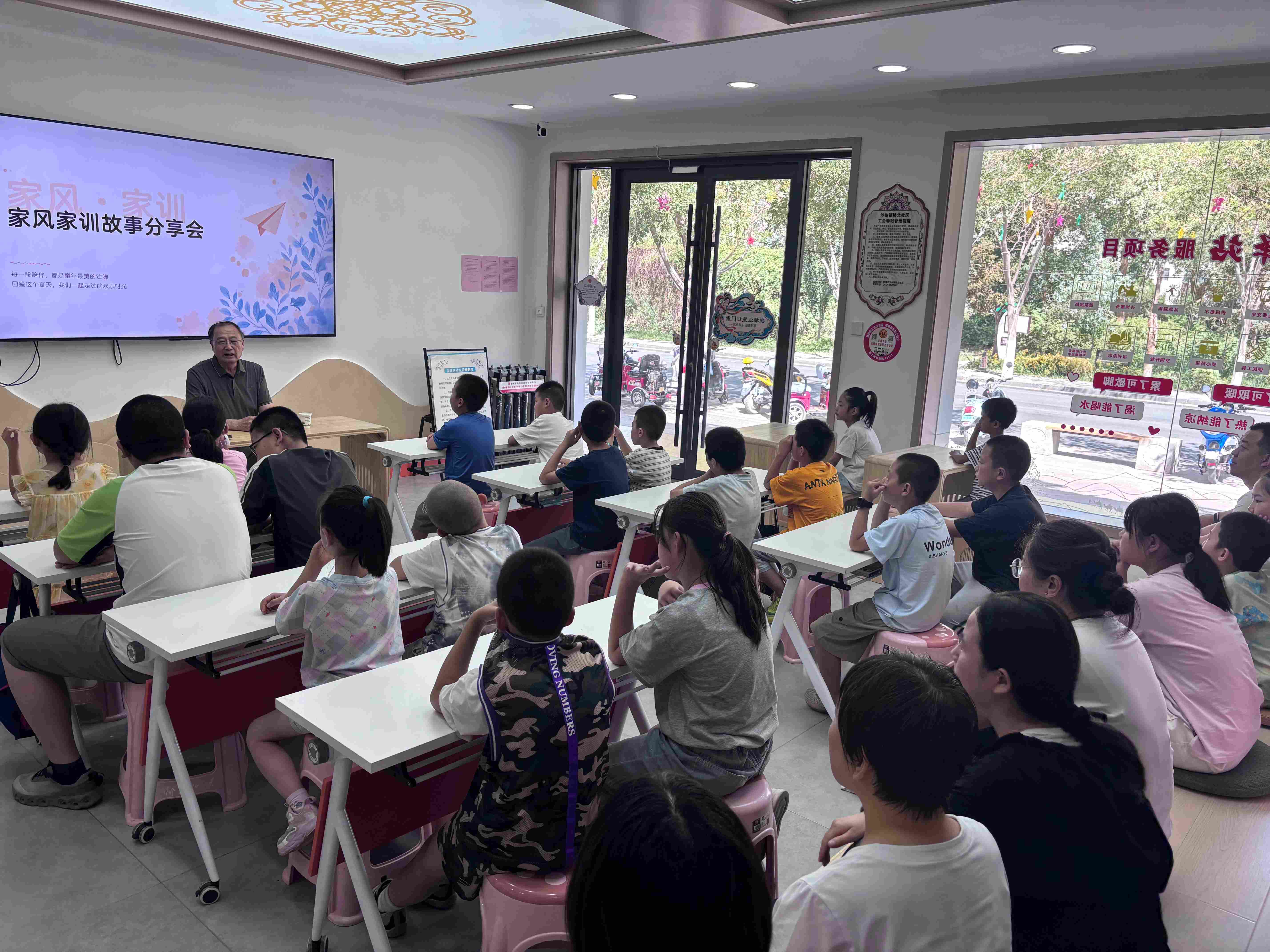 1787710805804248.jpg 图1:全国最美“五老”李磊为假日学校青少年讲解家风家训(1).jpg