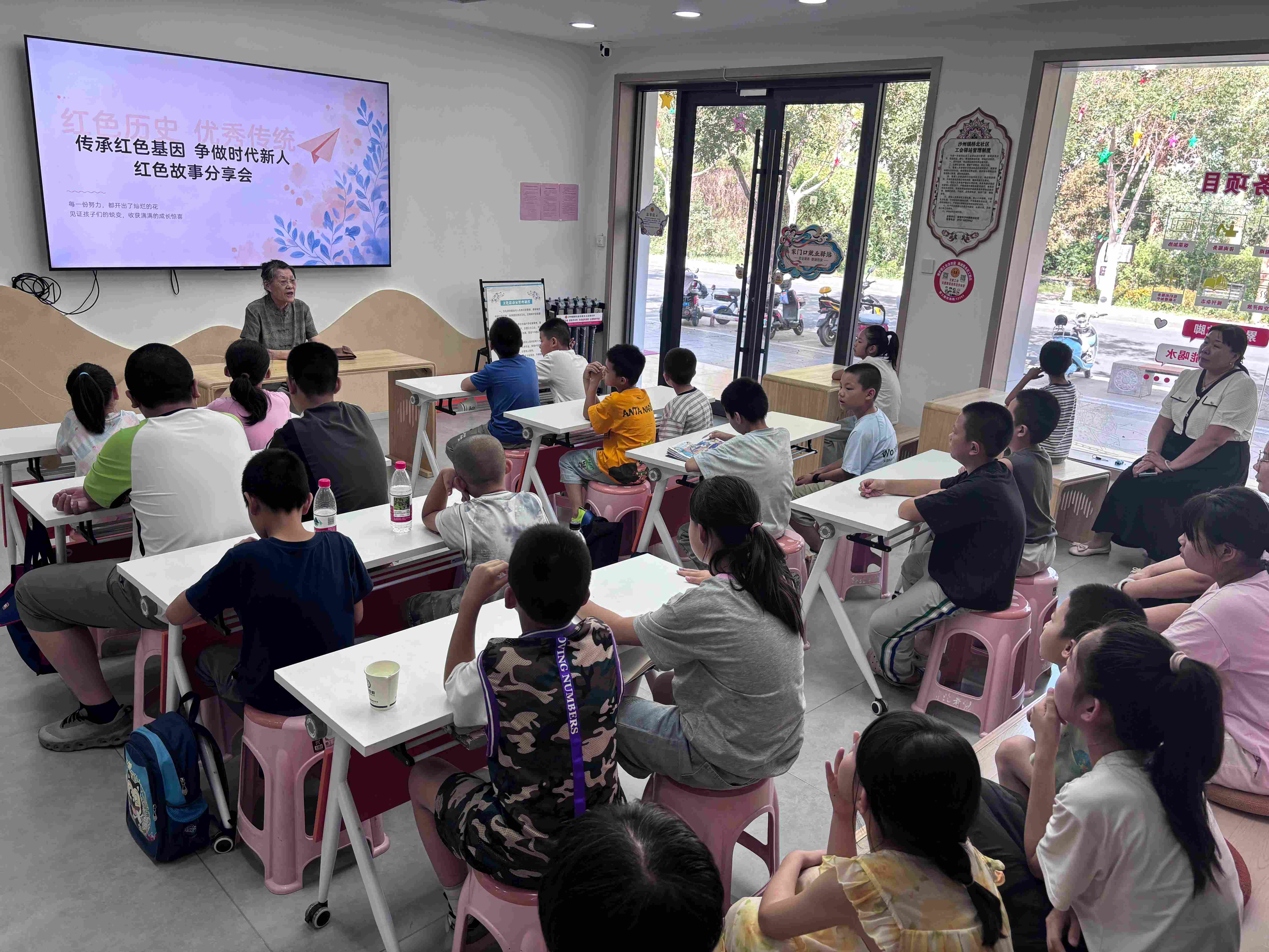 1787710819343717.jpg 图2:退休支部书记赵秀芳为青少年讲红军长征(1).jpg