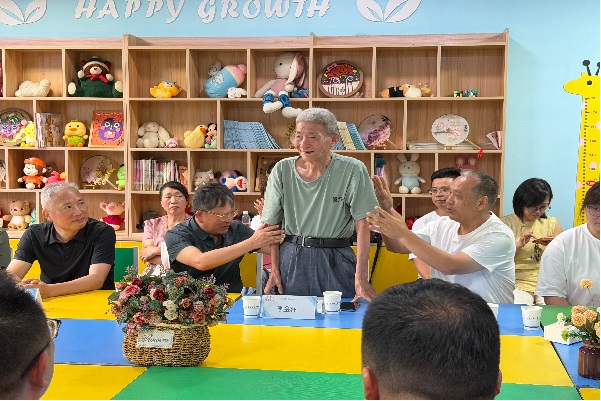 吴江区曙光爱心奖励（助）学金举行第十三次发放仪式3.jpg