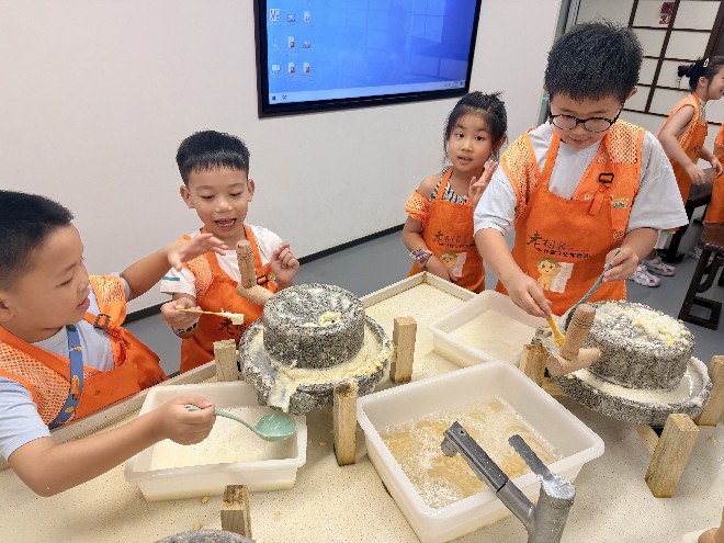 1787793633933529.jpg 江陵街道】淞山社区关工委组织青少年走进豆腐文化科普馆2.jpg