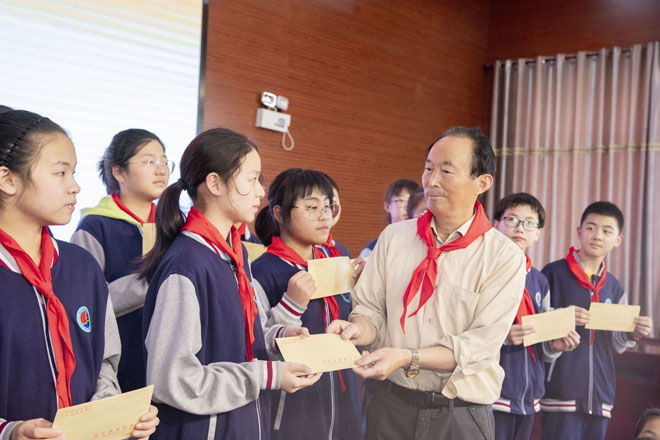 1787819039302207.jpg 与学生交流-2.jpg