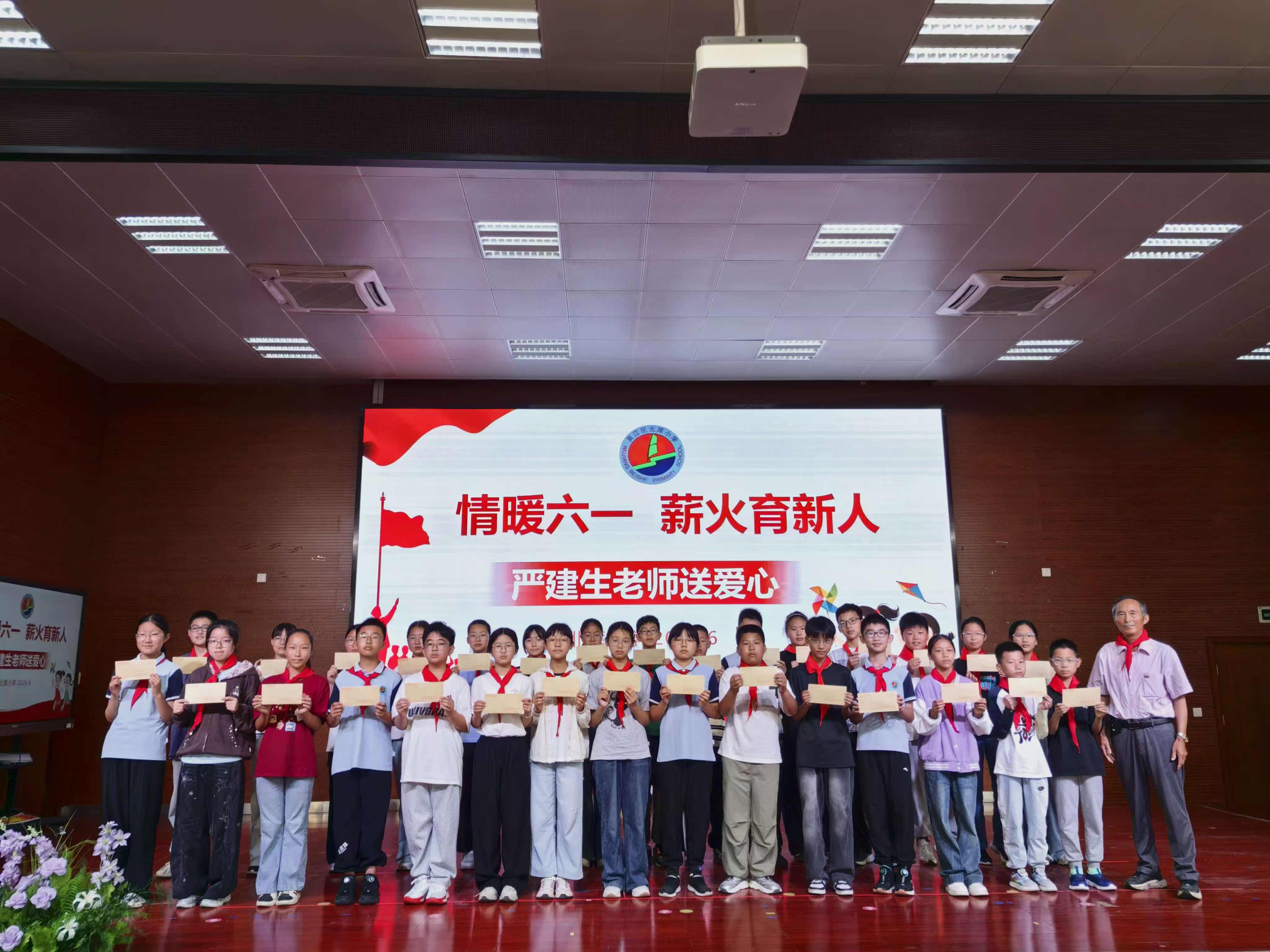 1787819143945348.jpg 与学生合影-4.jpg