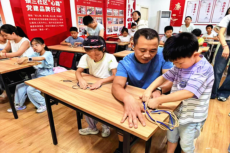 江苏省南京市玄武区锁金村街道锁三社区关工委联合开展青少年手工制作活动(2).jpg