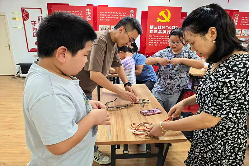 江苏省南京市玄武区锁金村街道锁三社区关工委联合开展青少年手工制作活动(3).jpg
