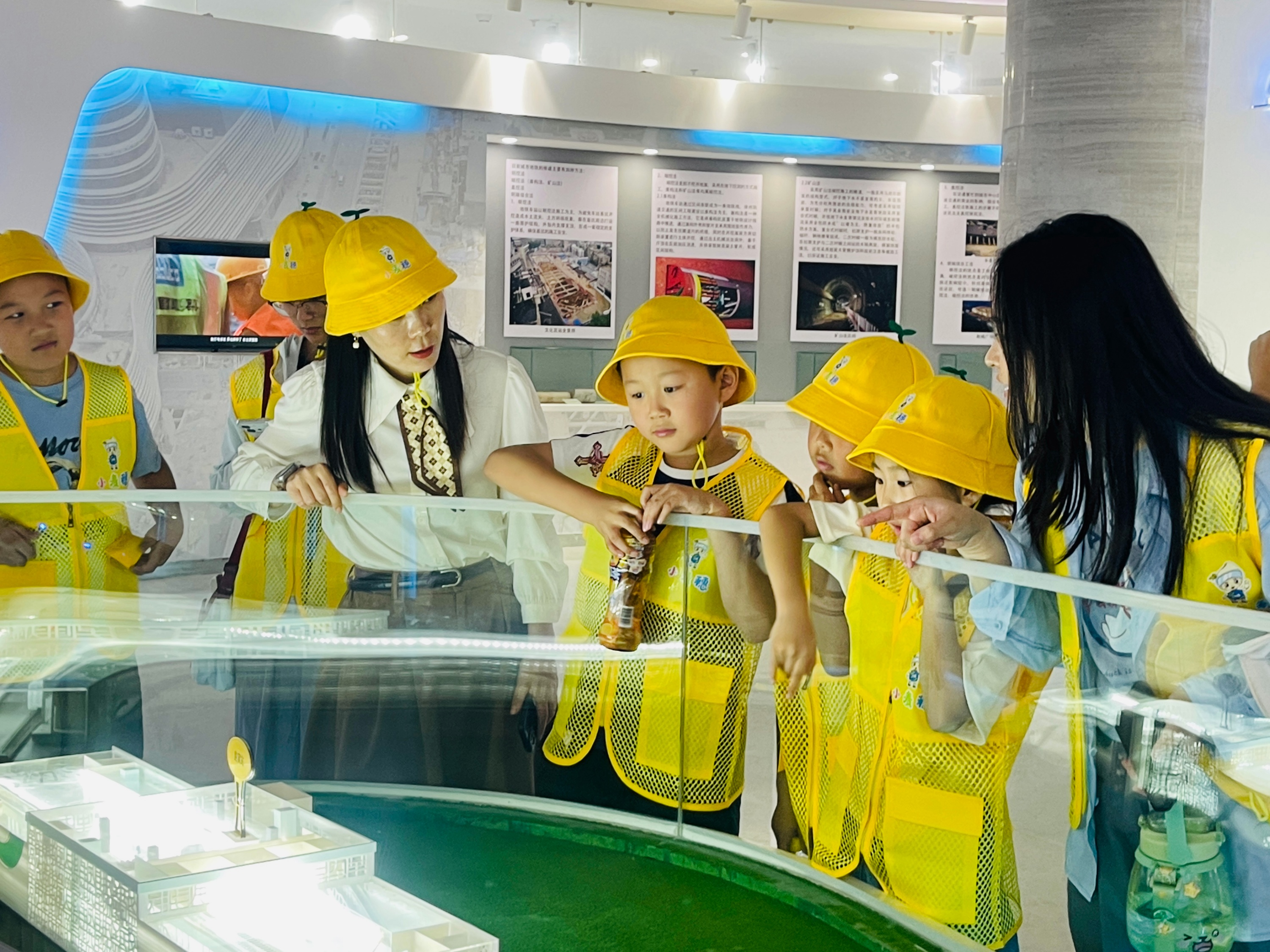 1788106526113749.jpg 徐州经开区大庙街道后姚村关工委组织开展“探秘地下‘长龙’ 乐享科技童年”科普研学主题活动照片2_副本.jpg