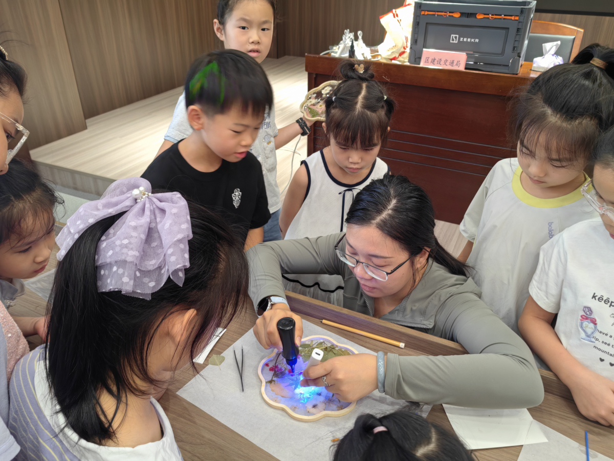 1788140532136189.jpg 古扇凝萃,滴胶拾光——箭港湖社区关工委开展非遗滴胶古扇手作活动 (4).jpg