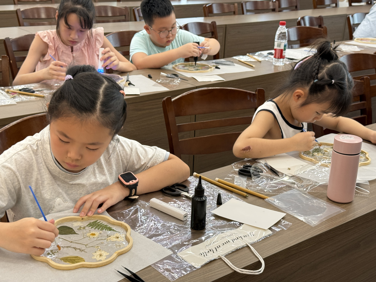 1788140543533642.jpg 古扇凝萃,滴胶拾光——箭港湖社区关工委开展非遗滴胶古扇手作活动.jpg