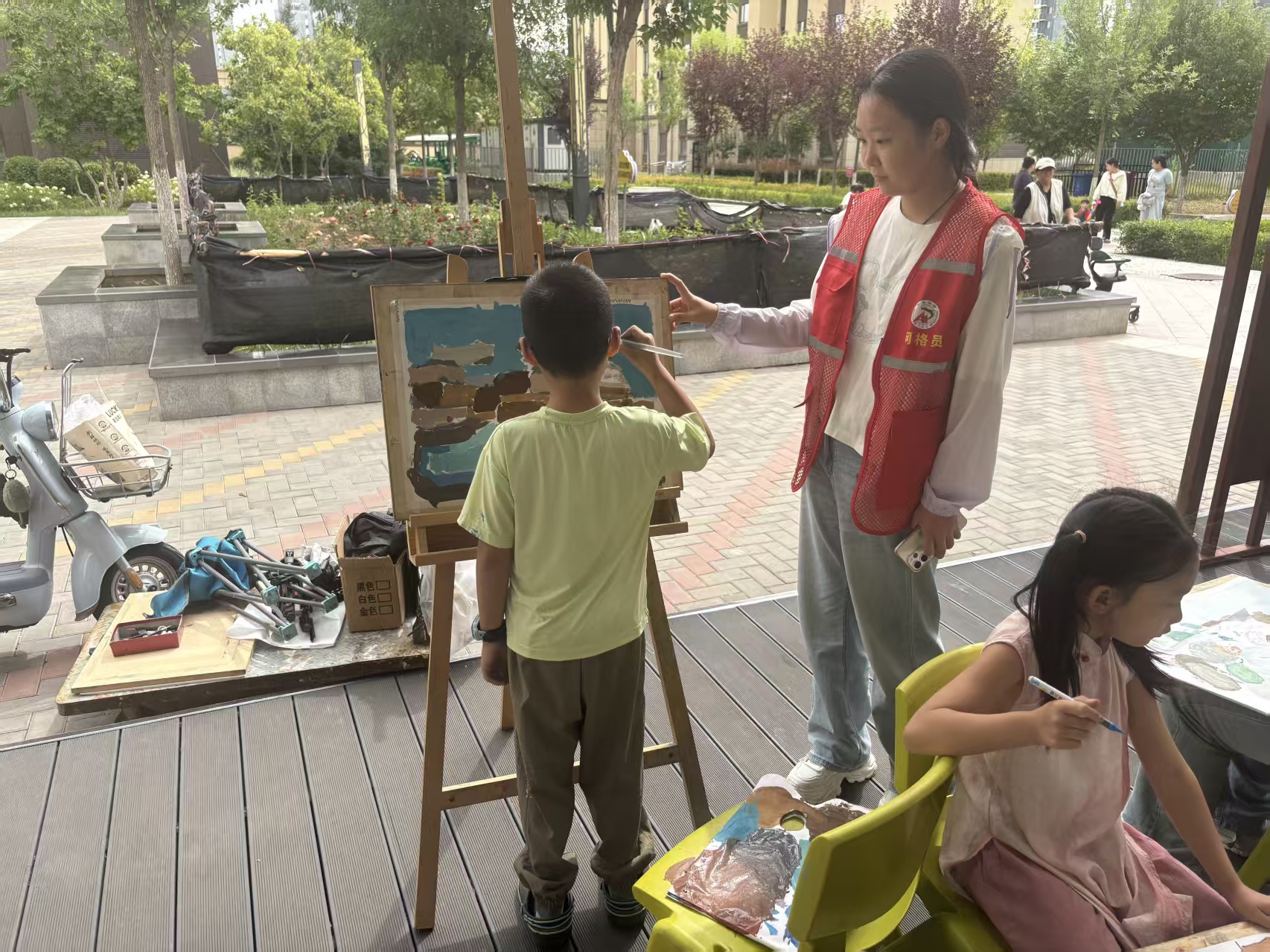 1788141043437383.jpg 西城街道新景四季东社区关工委开展“妙笔绘就家园景,童心尽展社区美”青少年室外写生活动照片2.jpg