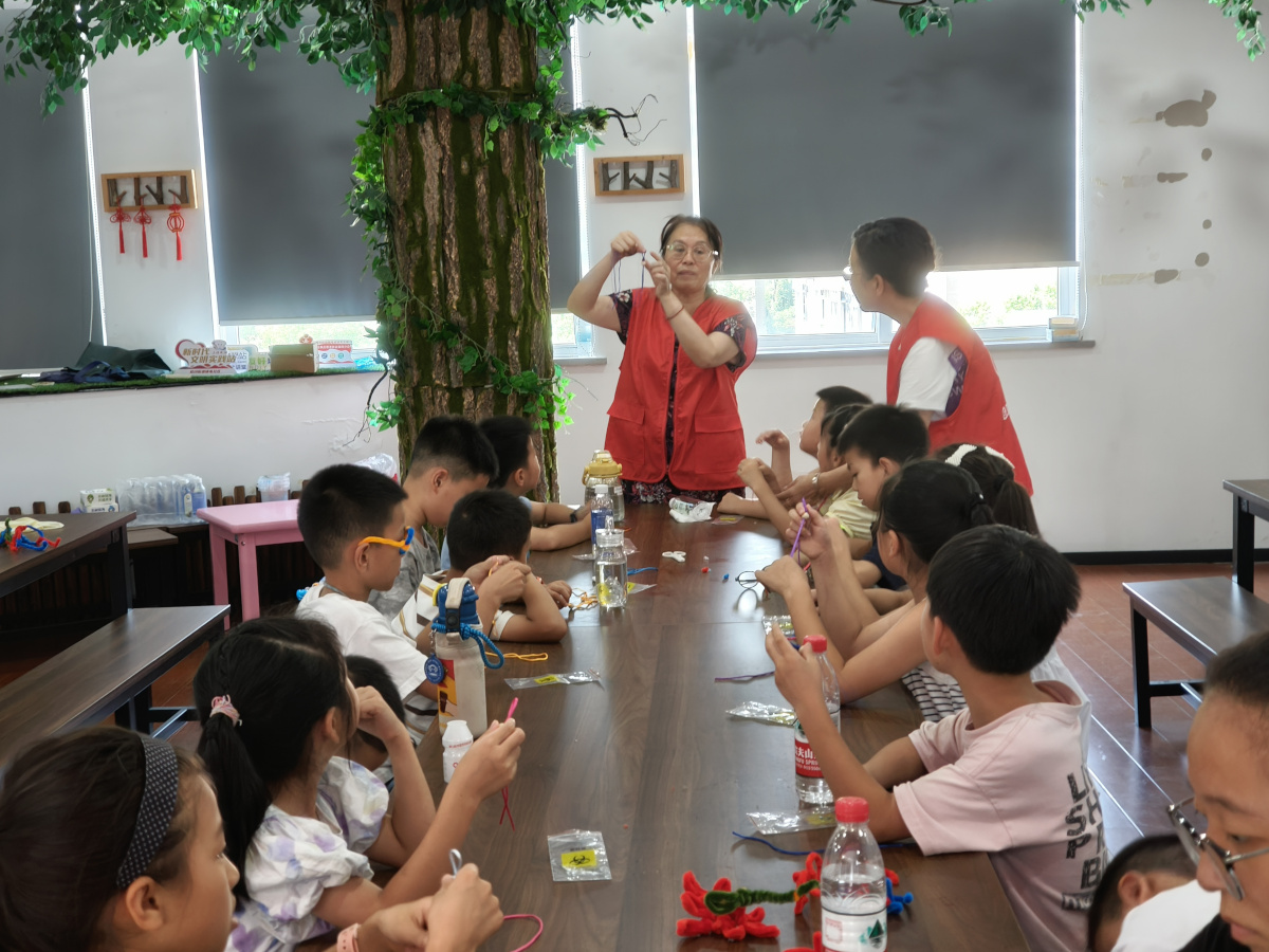 1788143382423544.jpg 巧编非遗人偶 乐享开学前奏——镇电社区青少年非遗编织手工活动.jpg