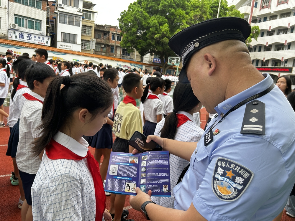 8月31日，开学反诈第一课 守护青春平安路——广西壮族自治区柳州市鱼峰区红锋社区关工领导小组开展校园反诈宣传活动 (3).jpg