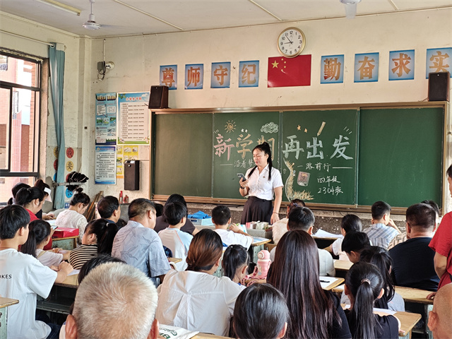 班主任杨仕屏老师与家长交流中.jpg