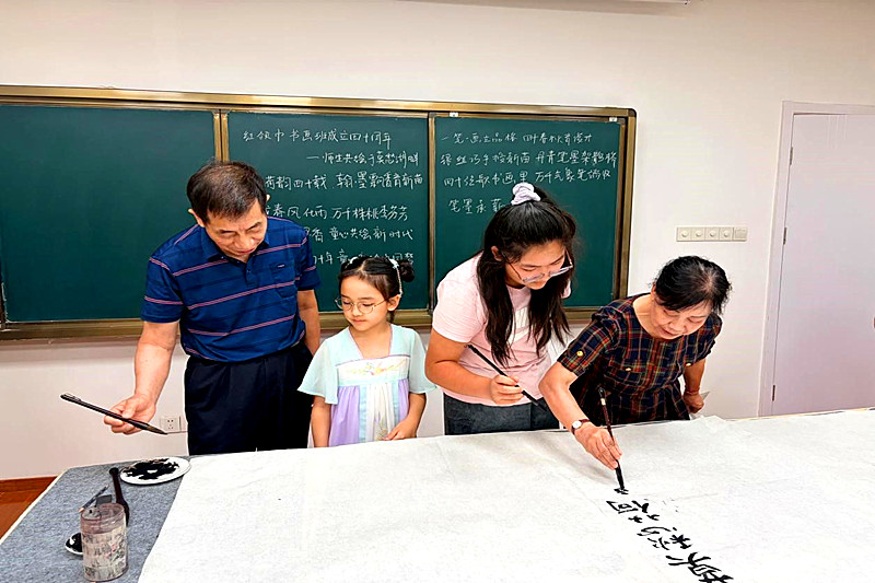 1788264382815021.jpg 江苏省南京市建邺区莫愁湖街道关工委举办红领巾书画班40周年庆祝活动(2).jpg