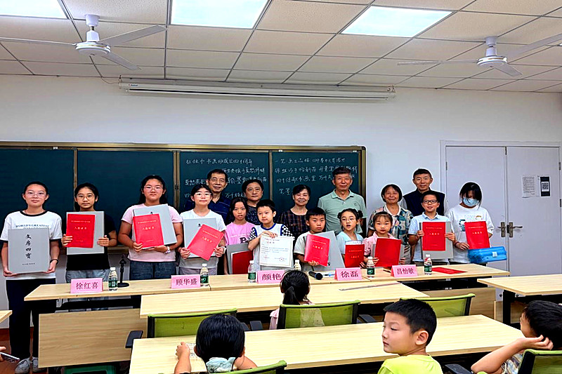 1788264398335913.jpg 江苏省南京市建邺区莫愁湖街道关工委举办红领巾书画班40周年庆祝活动(4).jpg