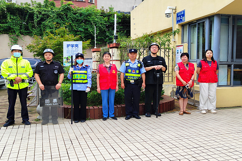 1788316628756383.jpg 玄武湖街道关工委联合板仓派出所关工站开展爱心护学行动(2).jpg