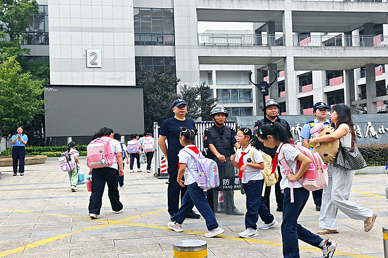 1788316635214937.jpg 玄武湖街道关工委联合板仓派出所关工站开展爱心护学行动(3).jpg