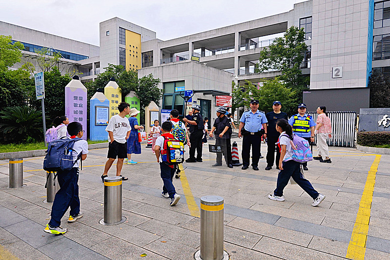 1788316649417417.jpg 玄武湖街道关工委联合板仓派出所关工站开展爱心护学行动(5).jpg
