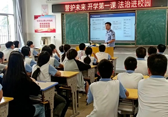 1788417701321308.jpg 为同学们带来一堂内容丰富的安全教育课。.jpg
