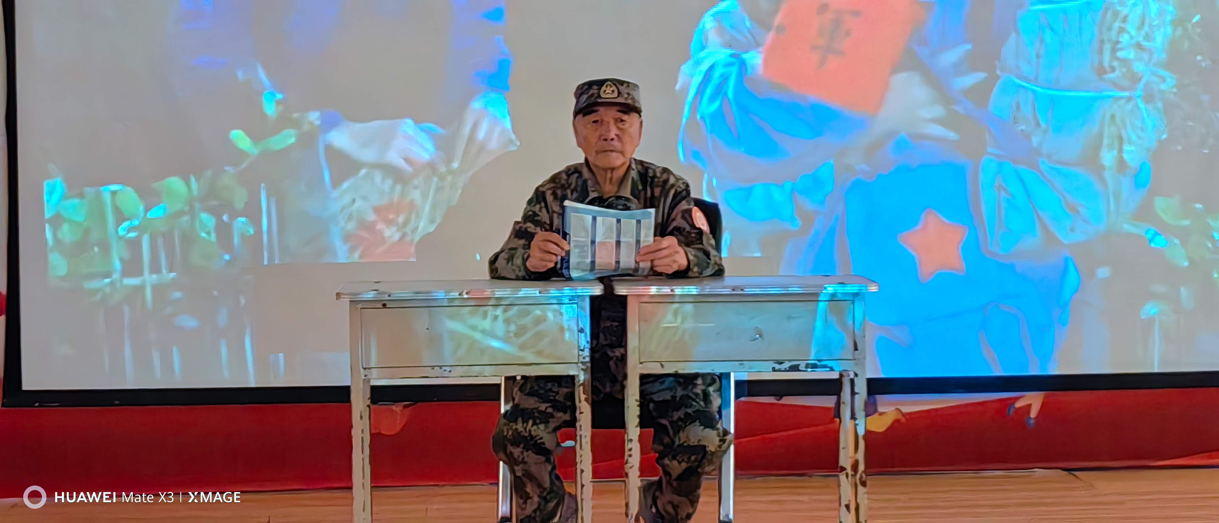1788423606393174.jpg 老兵张振江现场发言,与同学们交流红色感悟.jpg
