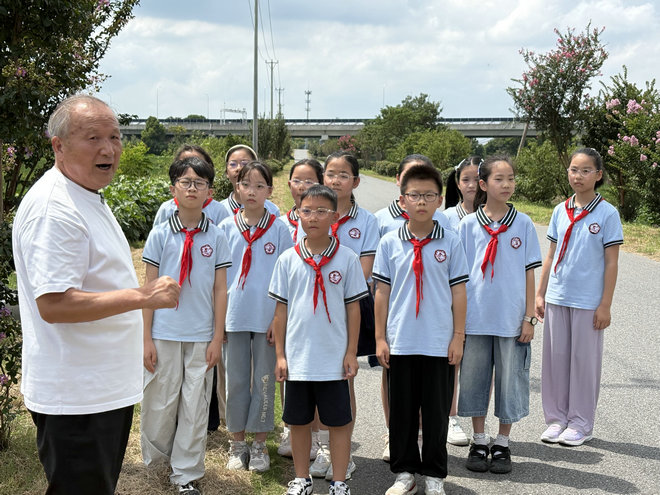1788490265507963.jpg 桃源镇:田间地头听长征故事 红色基因润少年心田2.jpg