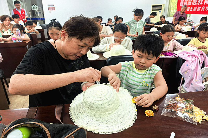 1788571076689150.jpg 江苏省南京市秦淮区光华路街道银龙东苑社区关工委开展“缤纷暑期,非遗拾趣”暑期收官主题活动(3).jpg