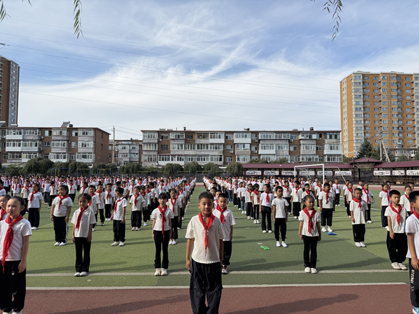 1788679719907294.jpg 平矿二小关工委“飒爽路队显素养,文明筑梦向未来”路队比赛活动照片9_副本.jpg