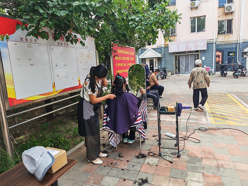1788745469922783.jpg 西城街道如意东社区关工委“情暖银发,义剪暖心”活动照片1_副本.jpg