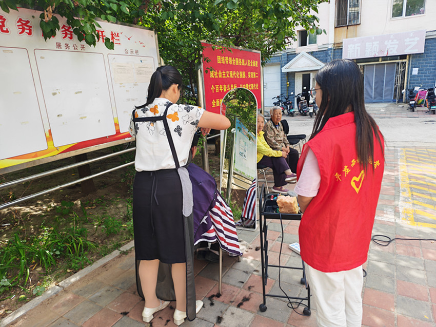 1788745507340494.jpg 西城街道如意东社区关工委“情暖银发,义剪暖心”活动照片2_副本.jpg