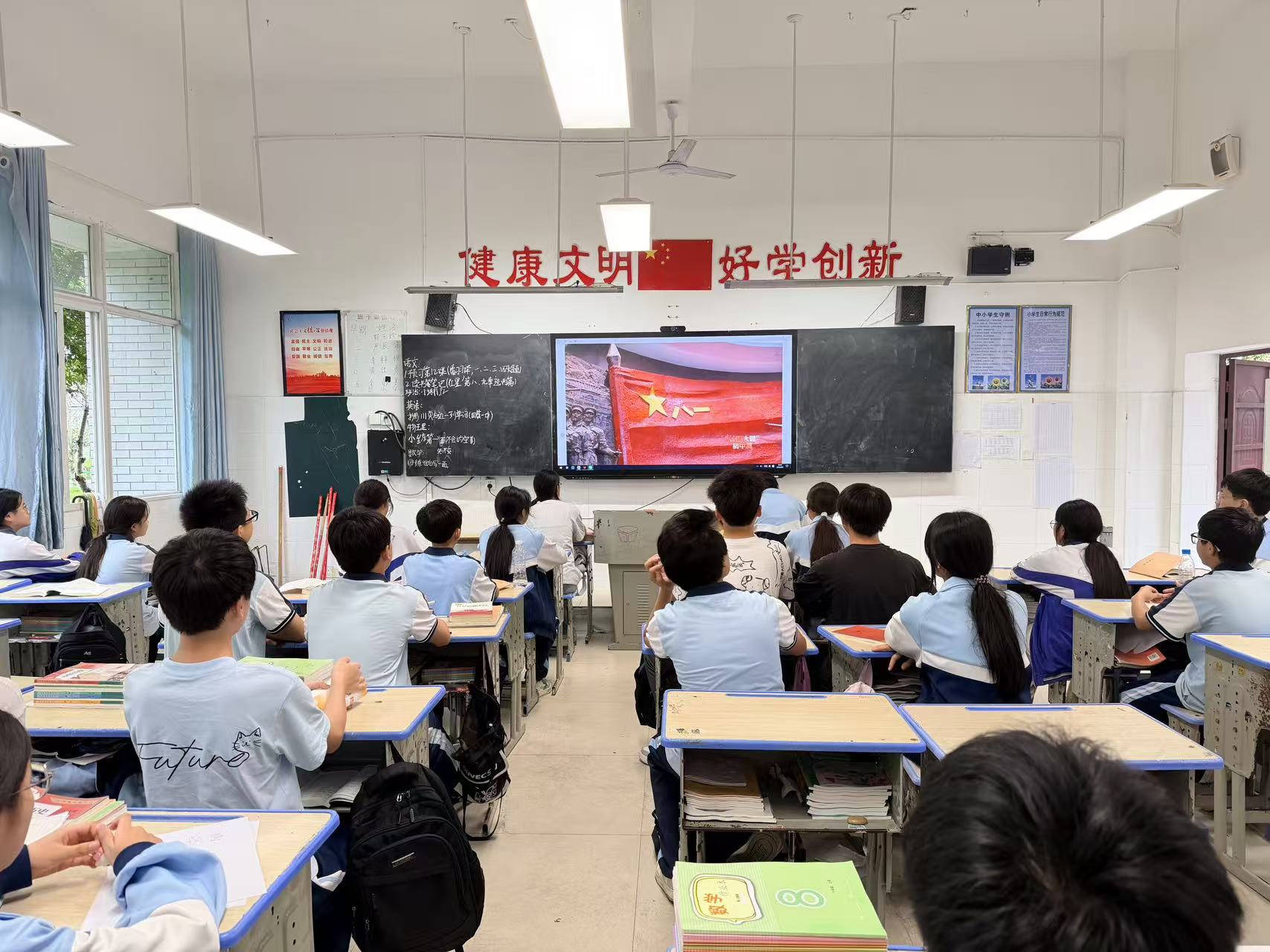 1788749083624866.jpg 2学校动态照片.jpg