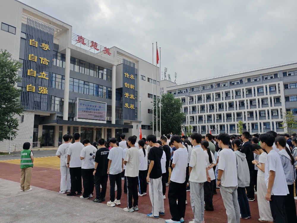 3.民警详细剖析伪装成奶茶、糖果、巧克力、气泡水等零食饮料的毒品，阐明其迷惑性、隐蔽性与严重危害性，让学生充分认清新型毒品潜藏的安全风险.jpg