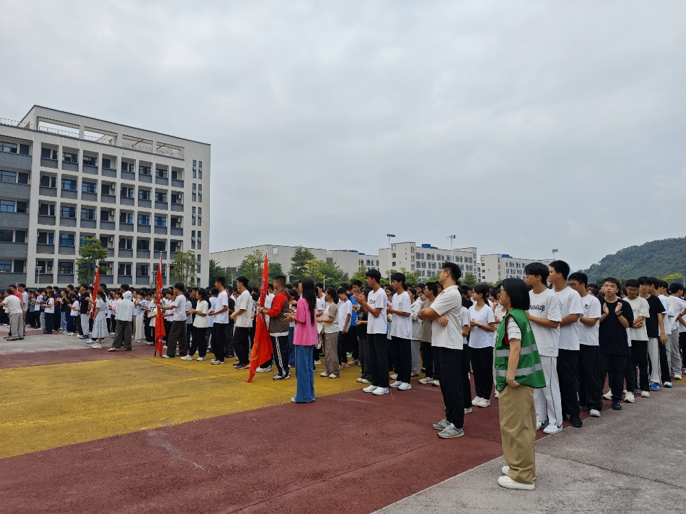 5.同学们在认真的聆听.jpg