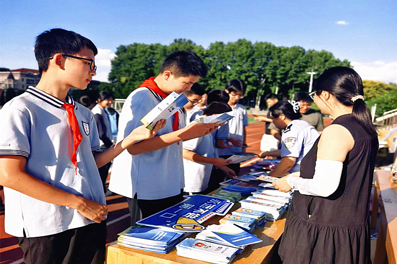 1788921750525805.jpg 玄武湖街道关工委联合开展禁毒宣传进校园活动(6).jpg