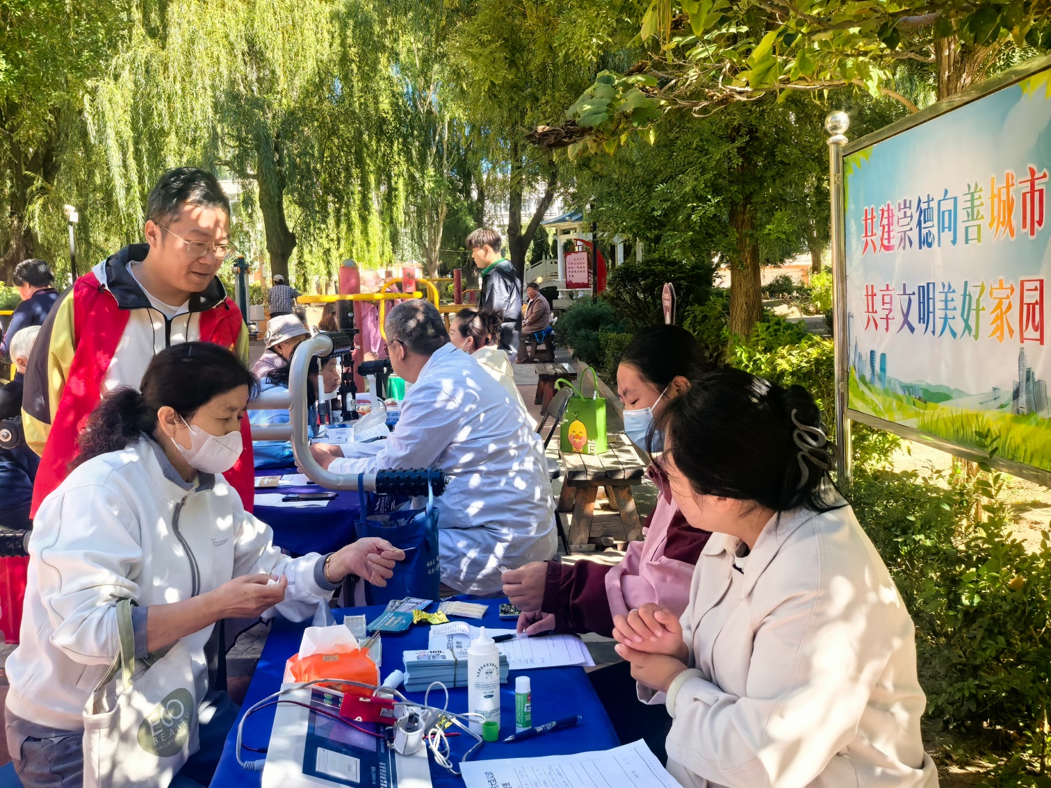 1789006482505884.jpg 西城街道王府社区关工委“便民服务零距离,文明实践暖民心”一站式服务活动照片1_副本.jpg