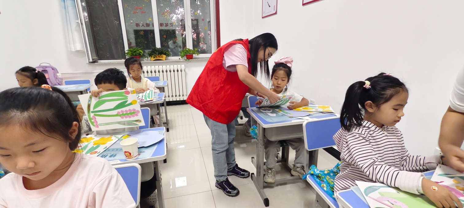 1789008170189912.jpg 西城街道如意东社区关工委“感谢师恩,巧手传情”少年儿童手工花束、贺卡制作活动照片1_副本.jpg
