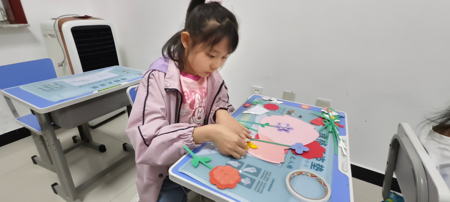 1789008200893055.jpg 西城街道如意东社区关工委“感谢师恩,巧手传情”少年儿童手工花束、贺卡制作活动照片3_副本.jpg