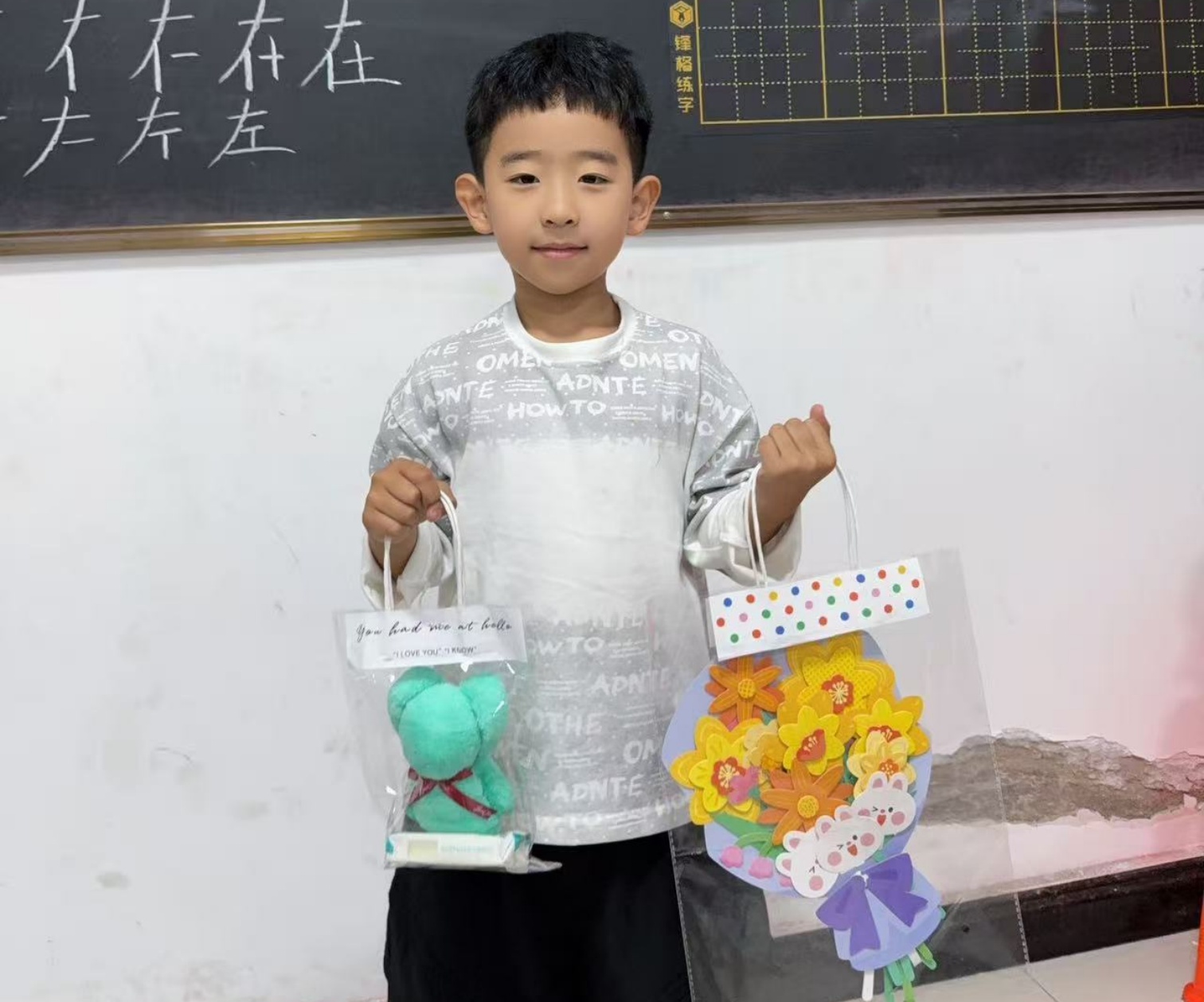 1789008273989631.jpg 西城街道如意东社区关工委“感谢师恩,巧手传情”少年儿童手工花束、贺卡制作活动照片5_副本.jpg